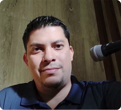 Marco Arag�n canta y toca el �rgano en la Parroquia de La Sagrada Familia en Culiac�n.